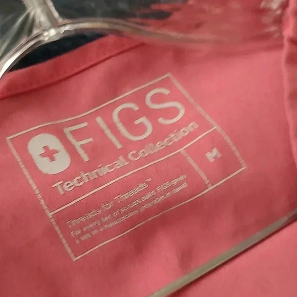 Figs desert Beat It Pink three pocket scrub top size medium - Picture 5 of 5